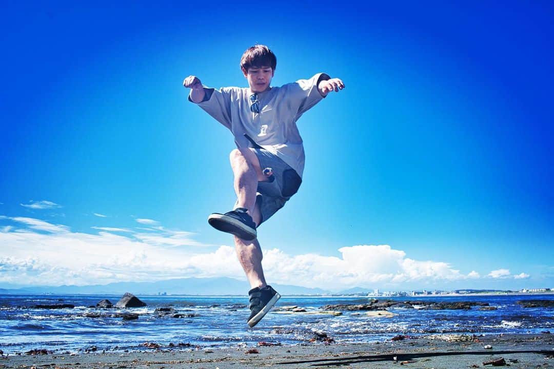 石田太志のインスタグラム：「Shred at seaside. ･ #footbag #taishiishida #freestyle #soccer #follow #worldchampion #performance #performer #instagramer #hackysack #sea #seaside #blue @goodr_jp」
