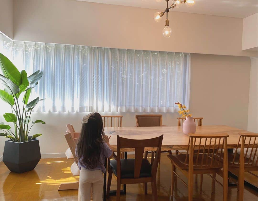 近藤千尋のインスタグラム：「おはようございます🌞 次女の安定の早起きで 撮影前に掃除もできてスッキリ🧹❤️ プリケツ十愛ちゃん 今日もスクール頑張ってね〜😍🌈 #ダイニング #太田家 #夜間断乳チャレンジ #寝不足　笑」