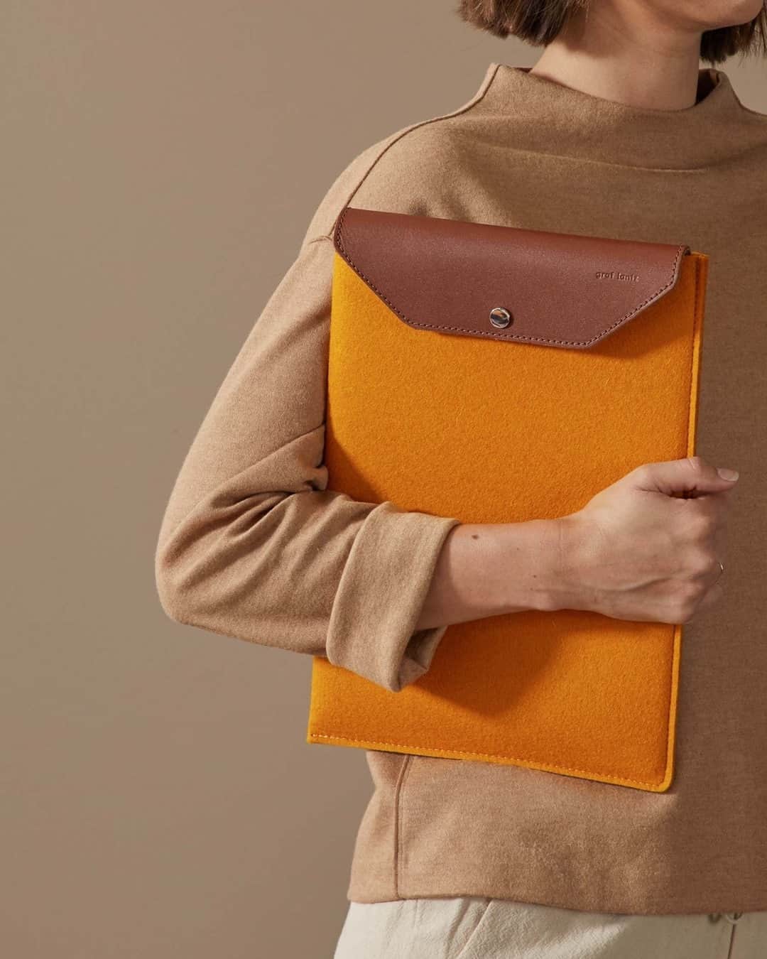 グラフ&ランツのインスタグラム：「The tech sleeve, but now in Turmeric. A master work-home-balance tool, perfect for hiding your computer from sight once the clock strikes 6pm.」