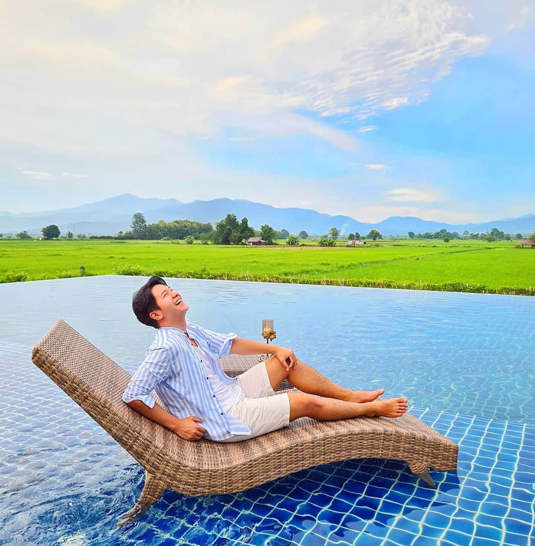 アイス・サランユーのインスタグラム：「Phusanfah Resort (ภูสันฟ้า) ภาพจำลองของสวรรค์ บน พื้นดิน    คือไอซ์ ก็ไม่รู้นะ ว่าสวรรค์จริงๆ หน้าตาเป็นอย่างไร แต่ไอซ์คิดเองว่า ถ้าจะบอกว่า การนอนลงบนเตียงในสระว่ายน้ำขนาดใหญ่ มอง ท้องฟ้าสีฟ้าสด ตัดกับ ท้องนาสีเขียวสด มีไอหมอกอ่อนๆที่ปลายเขา ท่ามกลางอากาศที่กำลังดี ลมพัดมาเย็นๆ เปรียบได้ดั่ง สวรรค์ไหม ไอซ์ก็ว่า ใช่อยู่นะ 😄😄🤘🤘🙏 #ภูสันฟ้า #เชียงใหม่ #phusanfah #chiangmai  #เที่ยวทั่วไทยกับไอซ์ศรัณยู」