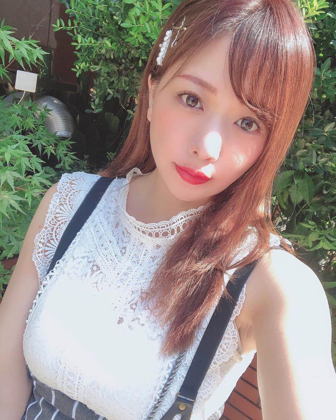 のインスタグラム：「メディカルブロー表参道院で眉アート2回目とリップアート1回目をしました💋  今回もグランドマスタートレイナーの池田さん @medicalbrows_ikeda に担当していただきました✨  眉は前回と同じ形で色は前回よりも濃く入れてもらったよ！  池田さんデザインの眉、美しすぎて感激😭💓 自分じゃこんな綺麗な眉描けない！  リップはピンク系とオレンジ系を混ぜて色を作ってもらいました  施術後は色がめちゃくちゃ濃いのでびっくりするけど、数日で皮がむけて色が落ちるので大丈夫です👌  リップは色が定着するまで回数が必要らしく、3〜5回施術を受けて完成するそうです💋  写真は全部施術直後なので、眉もリップもくっきりはっきりしてます  眉とリップが濃いだけでいつもと顔の雰囲気変わるよね！🤣  一週間くらいで眉もリップもいい感じに馴染みます♡  アートメイクするとメイク時間の短縮にもなるし、なによりもプロがデザインしてくれているので、自分でメイクした時よりもめちゃくちゃ綺麗になるのでアートメイクすごくオススメです✨  #Medicalbrows #メディカルブロー #メッディカルブロー表参道院 #アートメイク東京 #アートメイク #メディカルアートメイク #6dストローク」