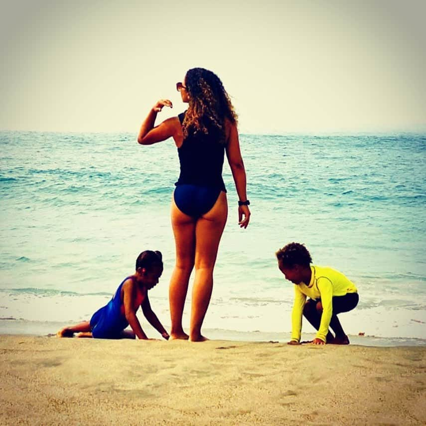 ロックモンド・ダンバーのインスタグラム：「It was at this moment .. In my mind.. that we conceived our 5th child.....”IN MY MIND” 😂🤷🏾‍♂️🤦🏾‍♂️ #nomorekids #happywifehappylife #sexonthebeach #blackgirlmagic #blacklovecouples #lifesabeach #wife #shesthebest #black #blacklove」