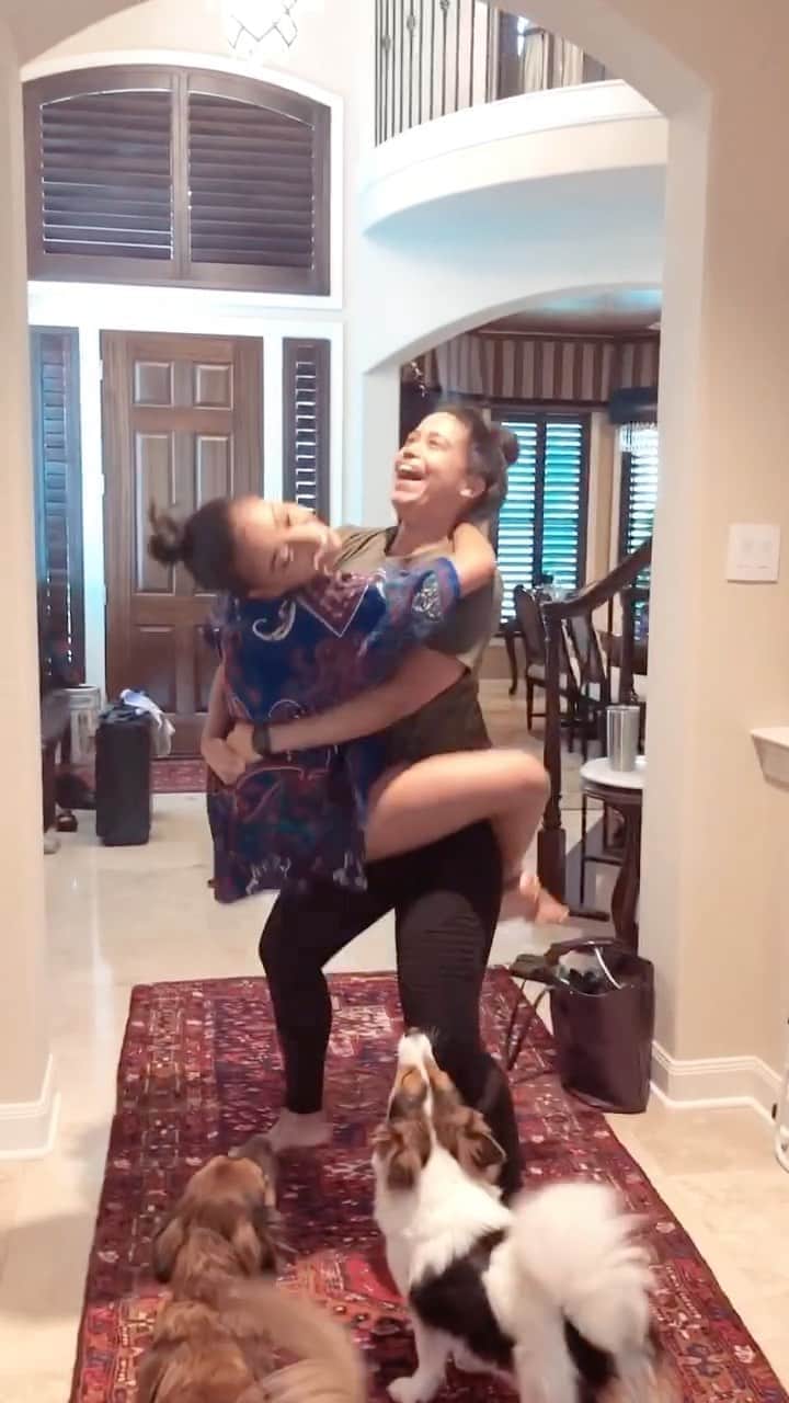 リザ・コッシーのインスタグラム：「when your two weeks of quarantine are up and you can finally hug/bodyslam your sister」