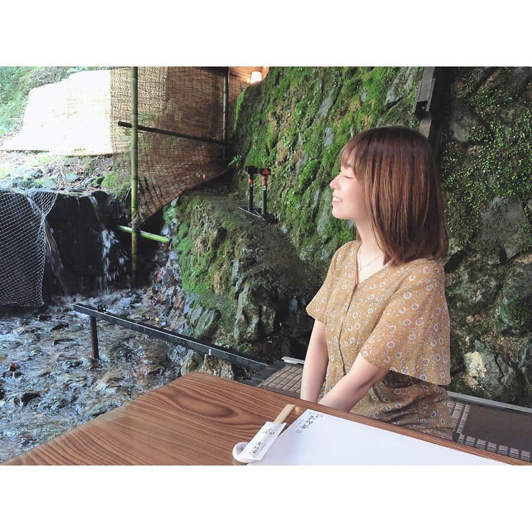 鈴木優梨のインスタグラム：「𓂃𓂂🍃 京都 貴船荘に行ってきました☺️💓 ・ 川床料理って食べたことなくて 妹に誘ってもらったよ𓆡* ・ ・ ｢川床｣って知らなかったんですが 京都や大阪の夏の風物詩なんですね🌿 ・ クーラー等の冷房機器がなくても 天然のクーラーがとても涼しくて(寒いくらい) ・ 川のせせらぎと、セミの鳴き声を聞きながら 美味しいお食事を頂きました😻 ・ ・ 鮎の塩焼きフワフワだった🐟 ・ ・ 懐石料理以外にもカフェや流しそうめん等 リーズナブルなものもあったので ・ 他の川床も堪能してみたいなぁ☺️🎀 ・ #川床 #川床料理 #貴船荘 #川のせせらぎ #蝉の声 #涼しい #納涼床 #夏の風物詩 #懐石料理 #京都観光 #kyoto #kifune」