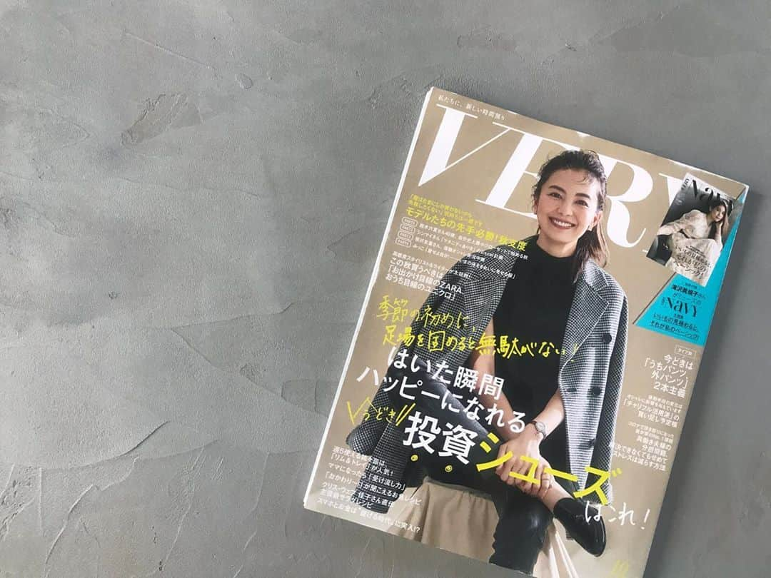 つがねゆきこのインスタグラム：「. VERY10月号 . "週5使える銘々皿は「リム＆トレイ」が人気！"というコーナーのフードスタイリングを担当しました。 .  おうち時間が増えた今、毎食に使う"器"のことに着目した企画です。 . 我が家で活躍する2種もご紹介しています。 （八角はリム皿のカテゴリに入らないことも多いですが今回対象ゾーン広めです。リム部分があるかないか。） .  . 自分自身と向き合う時間は、豊かなことだなと思う今日この頃。（おうちの目を伏せたくなる色々なことも含めて） . この企画と巡り合わせてくれた  @fujii_sonoko に感謝🙏 . . 言わずもがな人気の2種がトップにきていますが、特に見ていただきたいのは最後のカタログ。 . これは調べに調べてよりすぐりなので是非見てほしい！ . "毎日気軽に使えるけど素敵な器"として、食洗機対応やレンジ対応のものも多く選んでいます。 . 最近思うのですが、プロダクトはいろんな人の技術や感性が生産ラインにのって生まれるものなので、イイものは本当にいい。 . . このページには、業務用から、プロダクトの良さも存分に発揮するスタイリッシュなもの、おうちにいながら買えるものばかり！！ . 私もお気に入りを見つけたのでまた改めて…🐈🐈 . . #very #光文社 #フードスタイリスト　 #うつわでたのしむ #うつわ好き #器 #器好き #器好きな人と繋がりたい  #tsuganeyukikoworks  #tsugane_home」