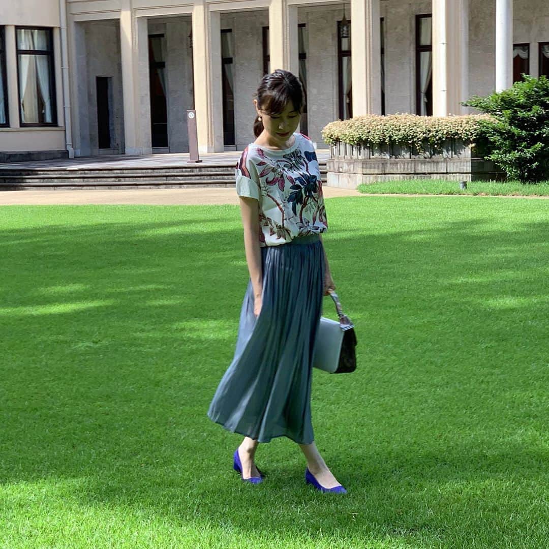 小橋めぐみさんのインスタグラム写真 - (小橋めぐみInstagram)「庭園美術館へ。 館内に入る前に、広々とした庭園をしばらく散歩。 緑を胸いっぱいに吸い込む。 tops & skirt… @frenchpave_official  shoes… @pellico_japan」9月9日 10時10分 - megumikok