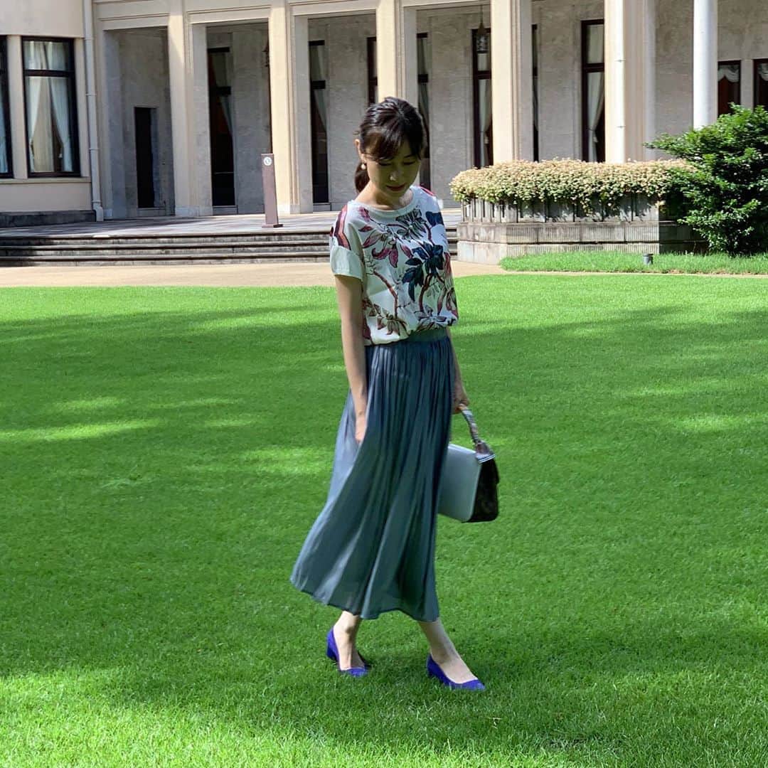 のインスタグラム：「庭園美術館へ。 館内に入る前に、広々とした庭園をしばらく散歩。 緑を胸いっぱいに吸い込む。 tops & skirt… @frenchpave_official  shoes… @pellico_japan」
