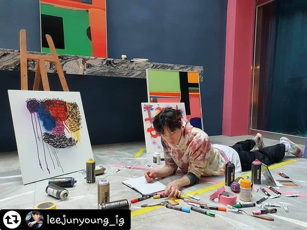 U-KISS（ユーキス）のインスタグラム：「[#이준영] 싱글즈 화보 비하인드 3탄! 열중하고 있는 준영쓰😊  #LEEJUNYOUNG  #싱글즈매거진 #싱글맨로그  #리그램 - @leejunyoung_ig by @get_regrammer」