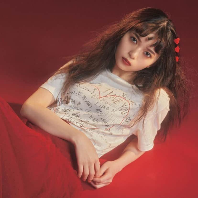 SHOCOのインスタグラム：「sweet9月号のTシャツ企画。ハイブランドからチャリティーまで👚もうTシャツの季節も終わりと思いきやまだまだ暑い。秋はインナーとしても活躍するから買い足そう#もう次の号出ちゃう#齋藤飛鳥 #dior」