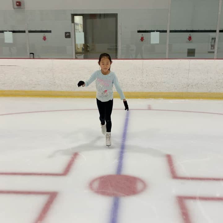 ナタリヤ・ポポワのインスタグラム：「All smiles!😃⛸ #figureskating #flexibility #goAthena #nevergiveup」