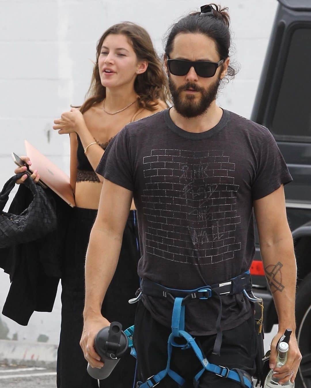 Just Jaredさんのインスタグラム写真 - (Just JaredInstagram)「Jared Leto and his longtime rumored girlfriend Valery Kaufman were spotted on Tuesday at a rock climbing gym in L.A. Tap this photo at the LINK IN BIO to learn more about the couple and see lots of new pics! #JaredLeto #ValeryKaufman Photos: Backgrid」9月9日 10時15分 - justjared