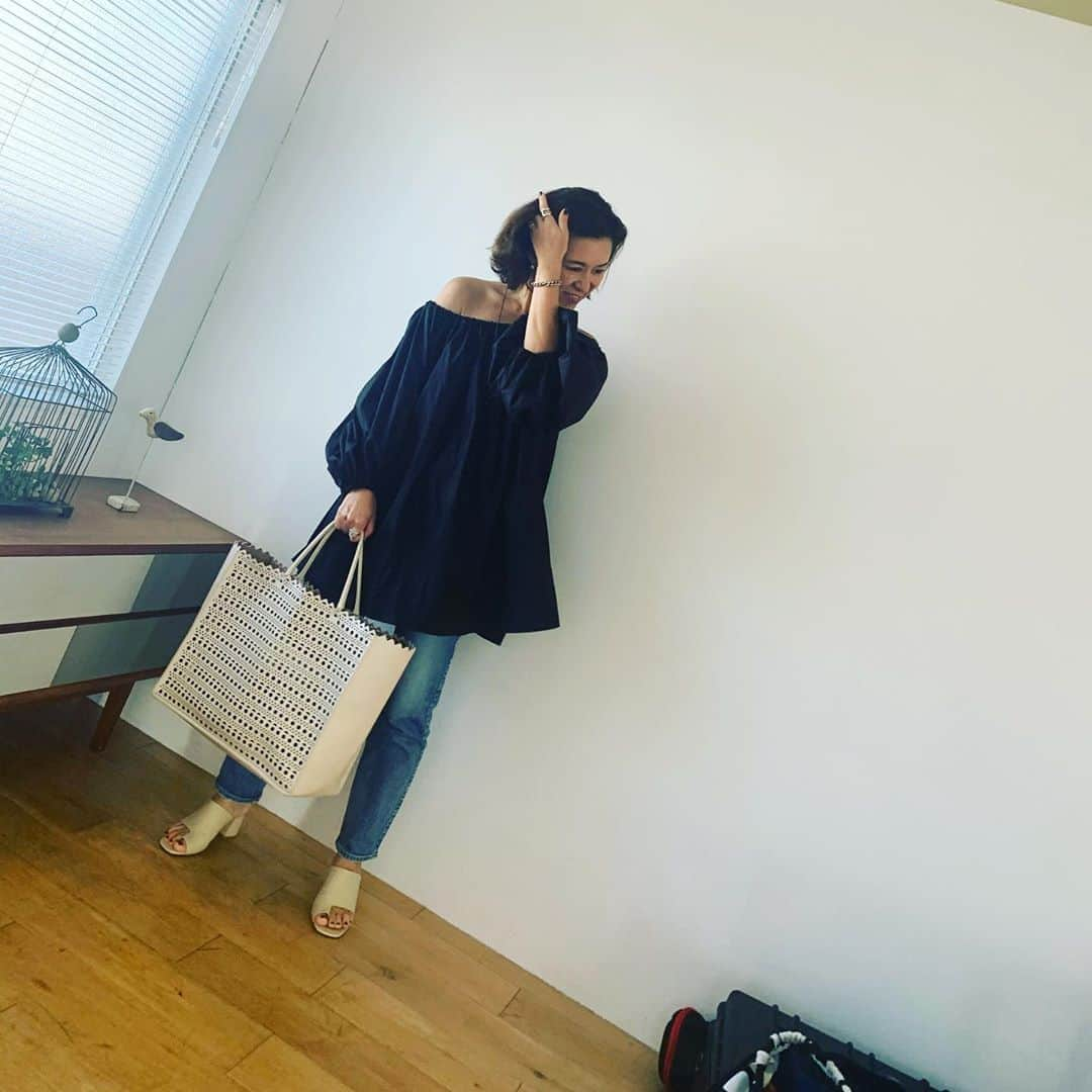 大草直子さんのインスタグラム写真 - (大草直子Instagram)「今朝は @amarc_official の対談動画のお仕事を。そして昼12時半から @amarc_official アカウントで @stellakaoruko さんとインスタライブを！　今の自分のあり方を占う、全員タロットもありますので、是非ご覧ください♡ @amarc_official  #gallardagalante  #upperhights  #rope #alaia @yamamotocompany  #山本先輩のお話を伺っています #9月公開です」9月9日 10時15分 - naokookusa