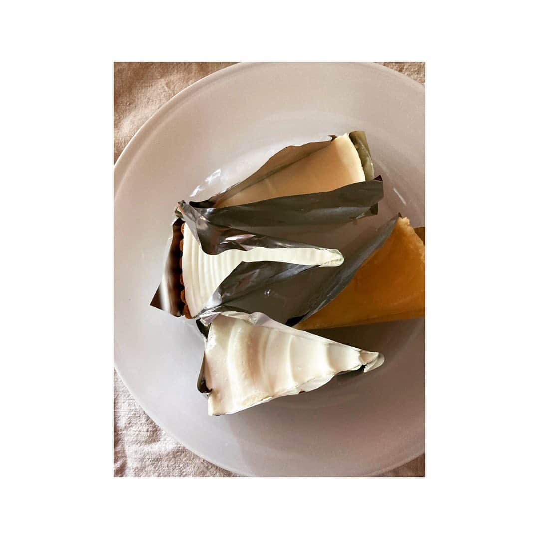 journaleatripのインスタグラム：「love  口にいれるとふわっ〜と心が軽くなり口角が上がる 幸せケーキ。  Graceのケーキを食べる度に 感動して何度も何度も この軽さと優しい生クリームを再現しようと 作っていた高校生の頃の自分を思いだす。  作り手の愛と優しさに毎回感動。 敬意と感謝  #1人で全部#少しづつ切る#罪悪感無し#少しずつスライスして#最後は一口ミニケーキ」