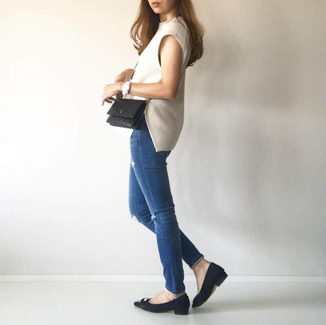 mario_dozonoさんのインスタグラム写真 - (mario_dozonoInstagram)「* 👖👖👖 前回postの着画。 * 最近出番の多い @uniqlo の #コットンブレンドサイドスリットベスト 。 * 一枚でいい感じにコーデが秋っぽくなるんです🍂👍✨ * ヒップラインがしっかりカバーできる丈感も、未だ3キロ増キープ中の私にはありがたい😂🙏 (※そろそろ深夜のキャラメルコーンやめます笑。) * * knit & denim… @uniqlo @uniqlo_ginza bag… @chanelofficial shoes… @hiand_official * * * #outfitoftheday #outfitoftoday #ootdfashion #uniqloコーデ #uniqloginza2020fw #chanelbag #chanelwallet #chanelj12 #chiekoplus #ざっくりニット #ゆるニット #ウルトラストレッチジーンズ #秋ニット #スキニーコーデ #ユニクロ新作 #ユニクロ購入品 #スキニーデニム #ユニクロコーデ #上下ユニクロ #上下ユニクロ部 #シャネルバッグ #シャネル財布 #シャネルj12 #ユニクロニット族 #ユニクロデニム族 #ユニジョ #ベストコーデ #ニットコーデ」9月9日 10時27分 - mario_dozono