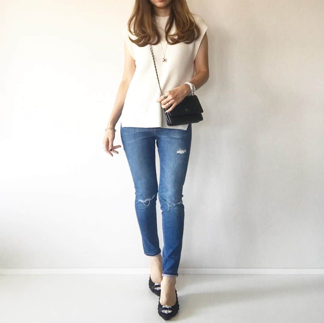 mario_dozonoさんのインスタグラム写真 - (mario_dozonoInstagram)「* 👖👖👖 前回postの着画。 * 最近出番の多い @uniqlo の #コットンブレンドサイドスリットベスト 。 * 一枚でいい感じにコーデが秋っぽくなるんです🍂👍✨ * ヒップラインがしっかりカバーできる丈感も、未だ3キロ増キープ中の私にはありがたい😂🙏 (※そろそろ深夜のキャラメルコーンやめます笑。) * * knit & denim… @uniqlo @uniqlo_ginza bag… @chanelofficial shoes… @hiand_official * * * #outfitoftheday #outfitoftoday #ootdfashion #uniqloコーデ #uniqloginza2020fw #chanelbag #chanelwallet #chanelj12 #chiekoplus #ざっくりニット #ゆるニット #ウルトラストレッチジーンズ #秋ニット #スキニーコーデ #ユニクロ新作 #ユニクロ購入品 #スキニーデニム #ユニクロコーデ #上下ユニクロ #上下ユニクロ部 #シャネルバッグ #シャネル財布 #シャネルj12 #ユニクロニット族 #ユニクロデニム族 #ユニジョ #ベストコーデ #ニットコーデ」9月9日 10時27分 - mario_dozono