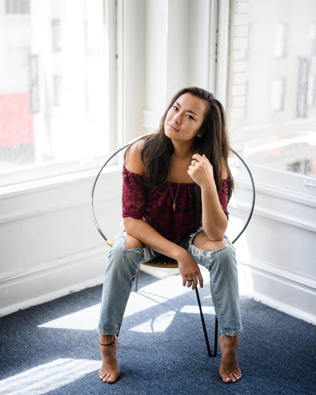 のインスタグラム：「Today was my first official day @microsoft . I wore nice business clothes (not pictured) and then changed into sweats as soon as I realized my camera didn’t need to be on for meetings. Honey @romanoalexa brought me food and @michaelthomascoffee . I took a short yoga break with @downdogapp and sat in my chair in very odd ways to combat bad posture. I think I’m going to like this whole #wfh thing.」