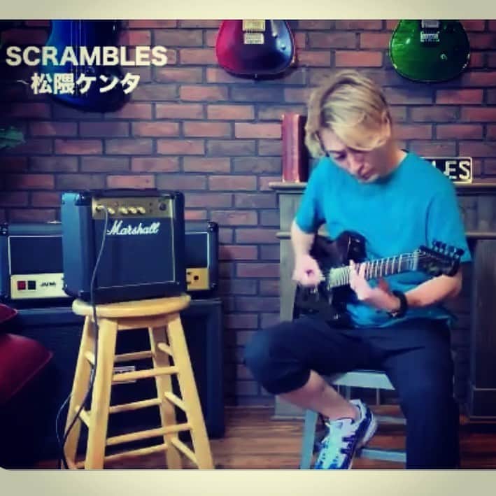 松隈ケンタのインスタグラム：「Marshallのアンプの取材、香取慎吾さんに頂いた、ヤンチェ・オンテンバールのスニーカーを履いてみたばい！  #香取慎吾 #ヤンチェオンテンバール」