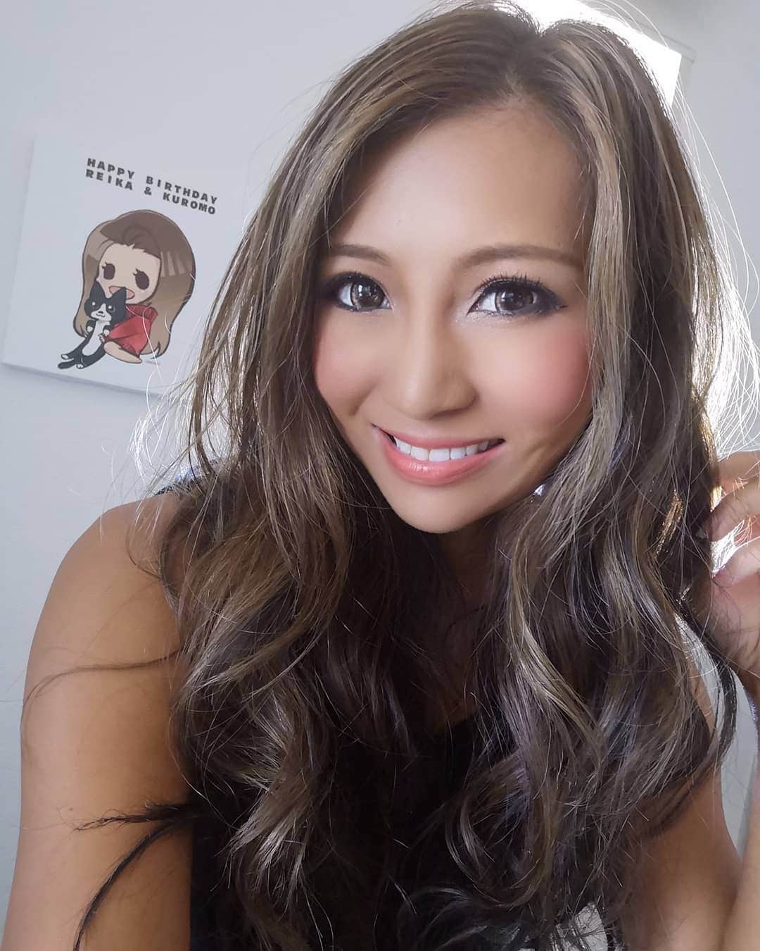 のインスタグラム：「. 髪の毛前から見たらこんな感じ❤ 写真じゃ分かりづらいけどまぁ軽く別人みたい(笑) いつも美容院ってアレできないコレできないで、思う通りしてくれないトコ多くてあまり好きじゃないんだけど今回珍しく気にいった😍 さてこれから撮影行ってきます📷 皆喜ぶと思う😉またお知らせするね❤」