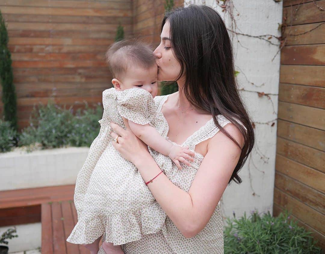 アン・カーティスのインスタグラム：「Best friends forever. Good morning from me and my little Dahlia Amélie 🤍」