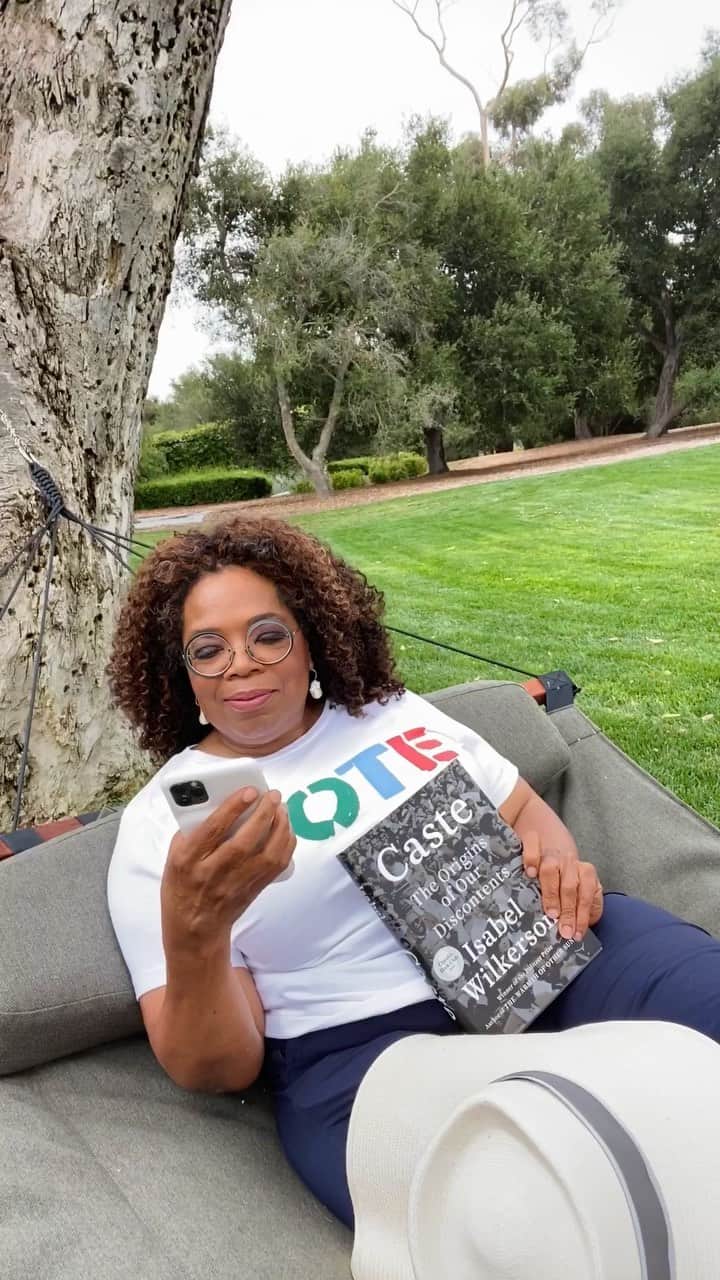 のインスタグラム：「#Caste is the most important book I’ve ever selected for my book club, which is why I’ve started The Oprah’s Book Club podcast. It’s time for a conversation about how we got to the America we are now and the country we hope it can be. @isabelwilkerson and I will dive deep into the 8 pillars of caste outlined in the book. Tap the link in my bio to listen on @applepodcasts! Class is in session 👩🏽‍🏫📚」