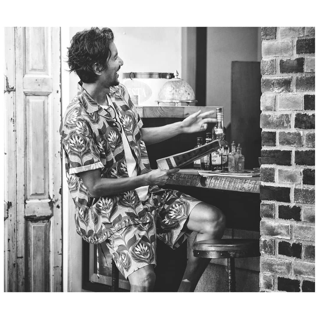 のインスタグラム：「Still summer ﻿ Love summer set-up﻿ ﻿ 夏が好きです﻿ ﻿ 熱いの好きです﻿ ﻿ 夏のセットアップ好きです😍﻿ ﻿ ﻿ ﻿ 昨日入水したら🏄🏿‍♂️、﻿ 海水温少しだけ下がってる感じでした…﻿ ﻿ ﻿ まだまだ日中は暑い夏☀️を感じるけど、﻿ 確実に秋は近づいて来てるよね…﻿ ﻿ ﻿ ﻿ #sanyostylemagazine #fashion #suitsstyle #setupstyle #mensfashion #mackintoshphilosophy #fashion #model #surfer #actor #beachtree ﻿ #サンヨースタイルマガジン #スーツスタイル #柄シャツ #セットアップコーデ #メンズコーデ #大人ファッション #秋コーデ #モデル #サーファー #俳優 #男性美容家 #ビーチツリー #幸太を探せ ﻿ #夏好き﻿ #高塩崇宏 #スタイリスト ﻿ #大崎文菊 ディレクター」