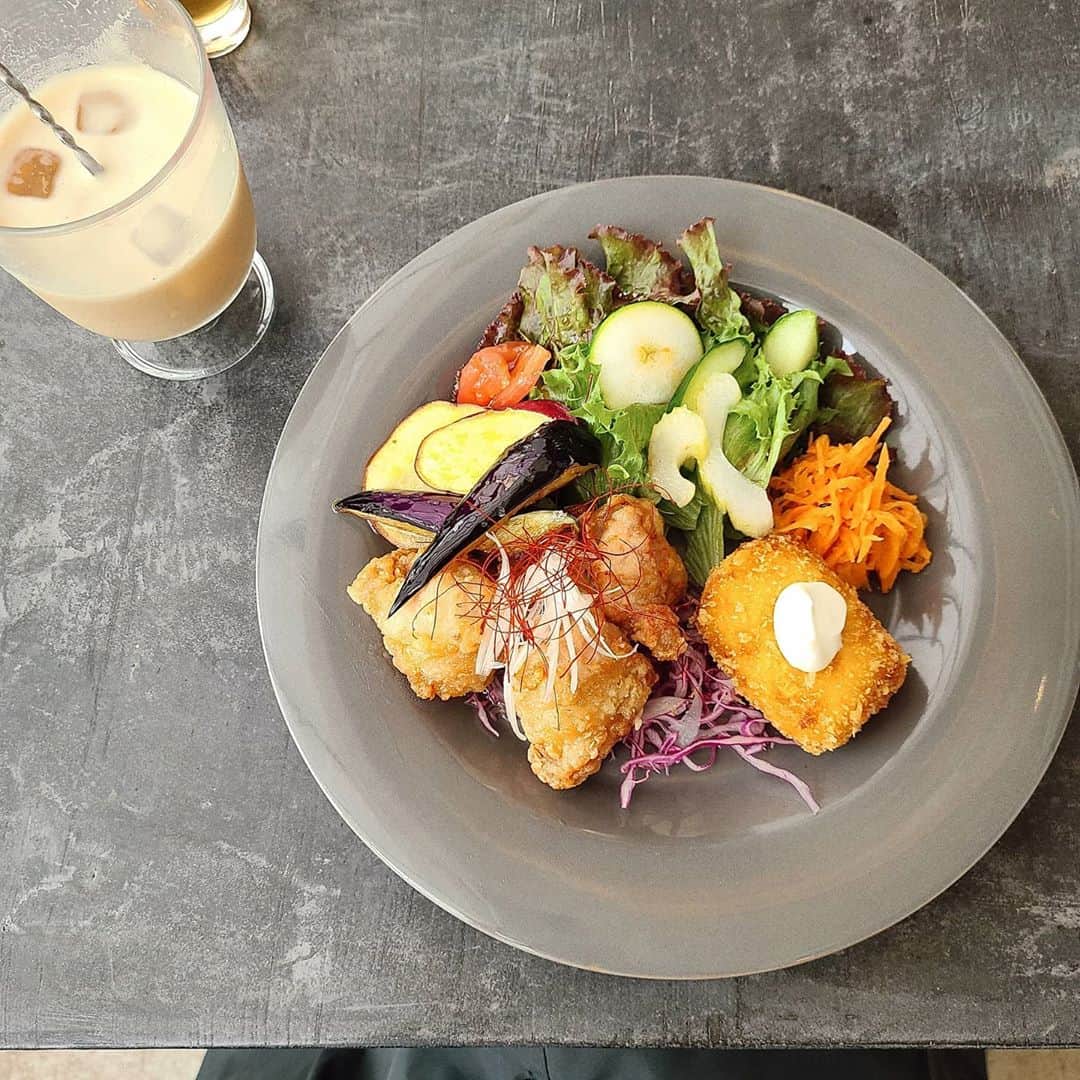 Lisaのインスタグラム：「. 美味しかったlunch😋🍴 . lunch普段あまり行かないので レアです🙋🏼‍♀️笑 . おしゃれなカフェが名古屋もだんだん 増えてきて嬉しい🥰 #cafe#cafestagram」