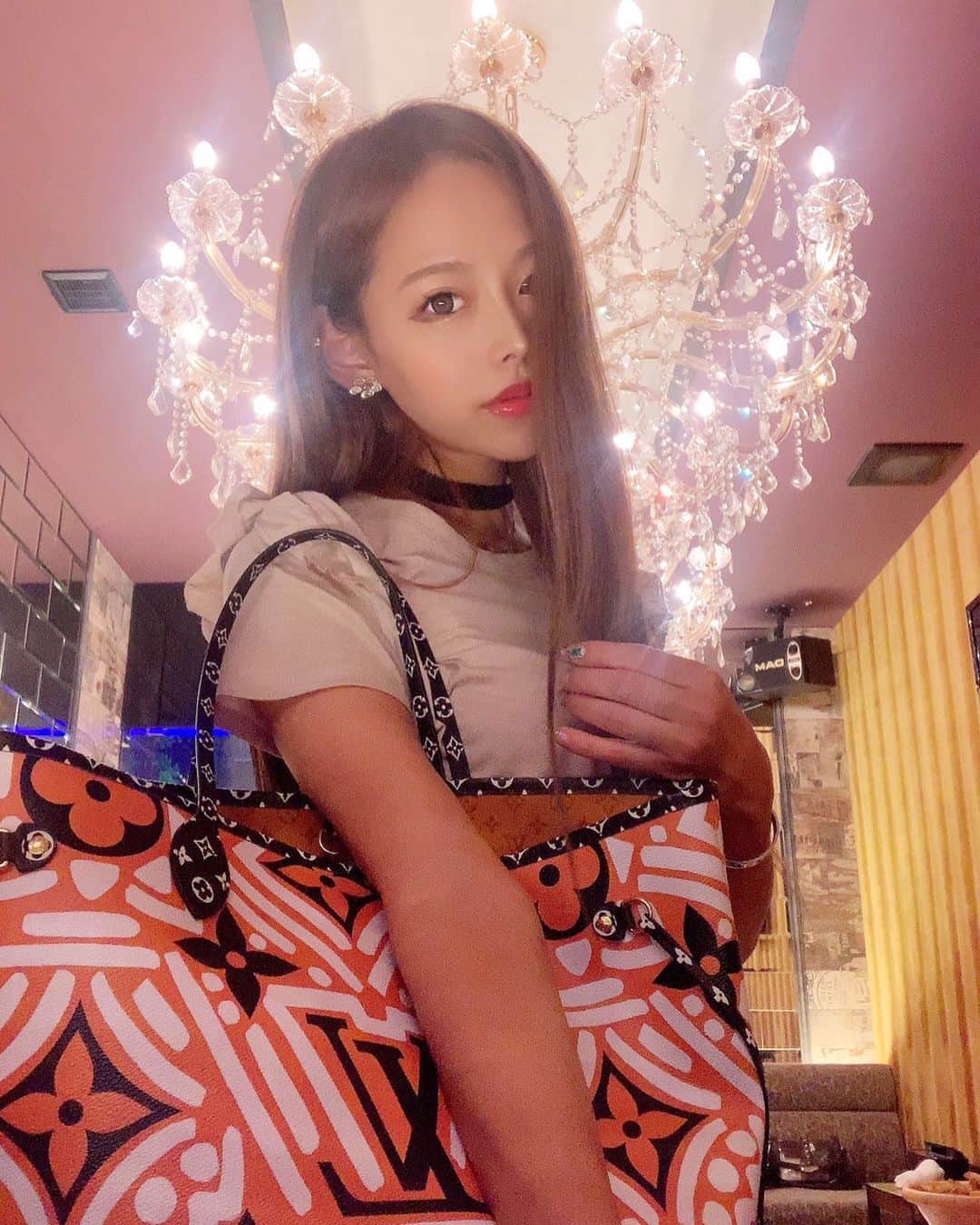 姫咲りさのインスタグラム：「この写真メンヘラみたいって言われた🤢🤢笑  #首にチョーカー  #nagoya #錦3 #錦華 #キャバクラ #キャバクラ嬢 #ドレス #セット #巻き下ろし #六本木#歌舞伎町 #新宿 #大阪 #新地 #シャンパン #お酒 #お酒好きな人と繋がりたい #ルイヴィトン #louisvuitton #鞄 #l4 #l4likes #lfl #followｍe #followforfollowback #姫咲りさ」