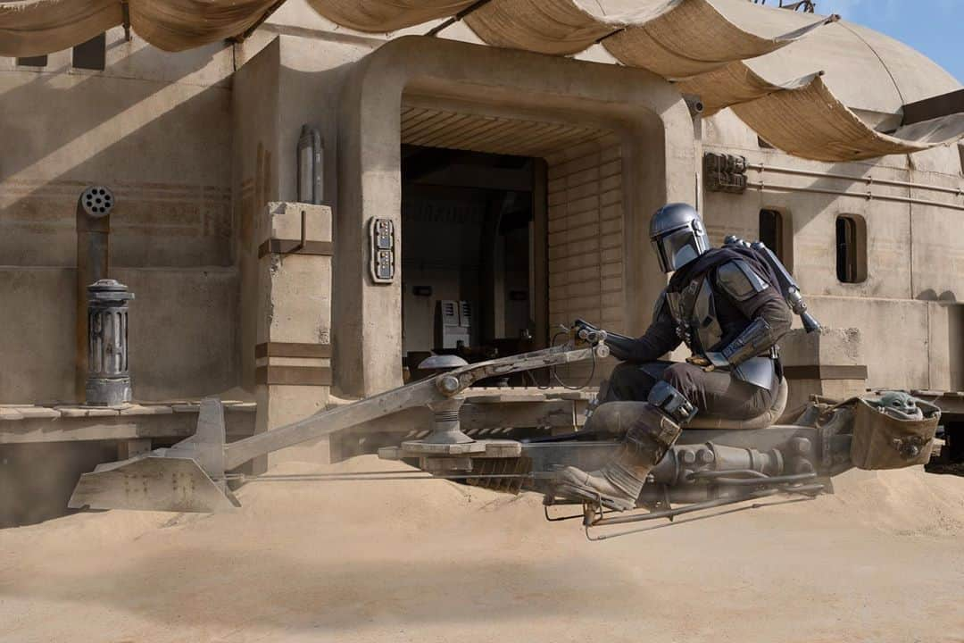 Disneyさんのインスタグラム写真 - (DisneyInstagram)「New adventures await... Check out the new images from the second season of @TheMandalorian. New episodes start streaming October 30 on #DisneyPlus.」9月9日 10時57分 - disney