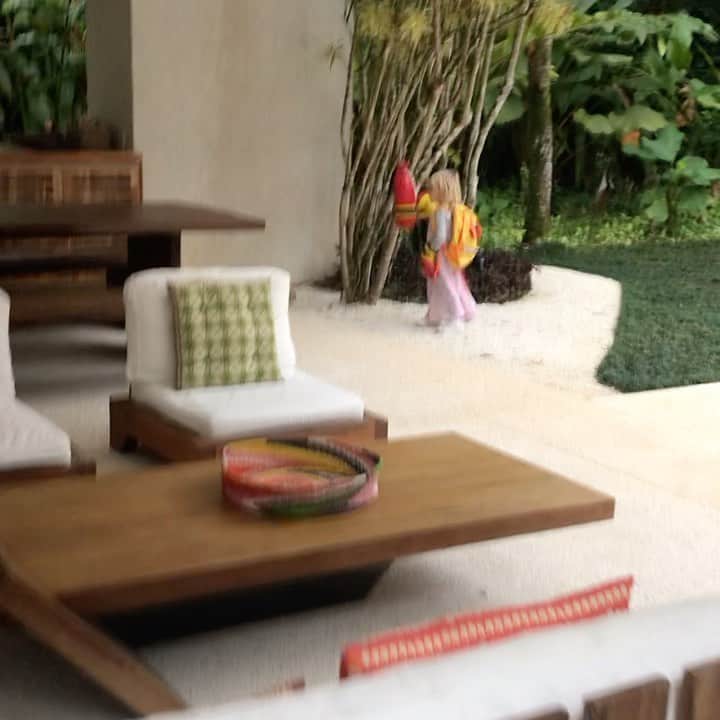 Eliana Michaelichin Bezerraのインスタグラム：「“Tô lutando ué”(ela viu o irmão e já quis fazer igual). E a roupa que ela escolheu pra passar o dia de hoje com mochila nas costas, pode?! 🙈🥰 Fofura. #manuelamrseminstagram #maededois #maedemenino #maedemenina #mariapassanafrente #thankgod」