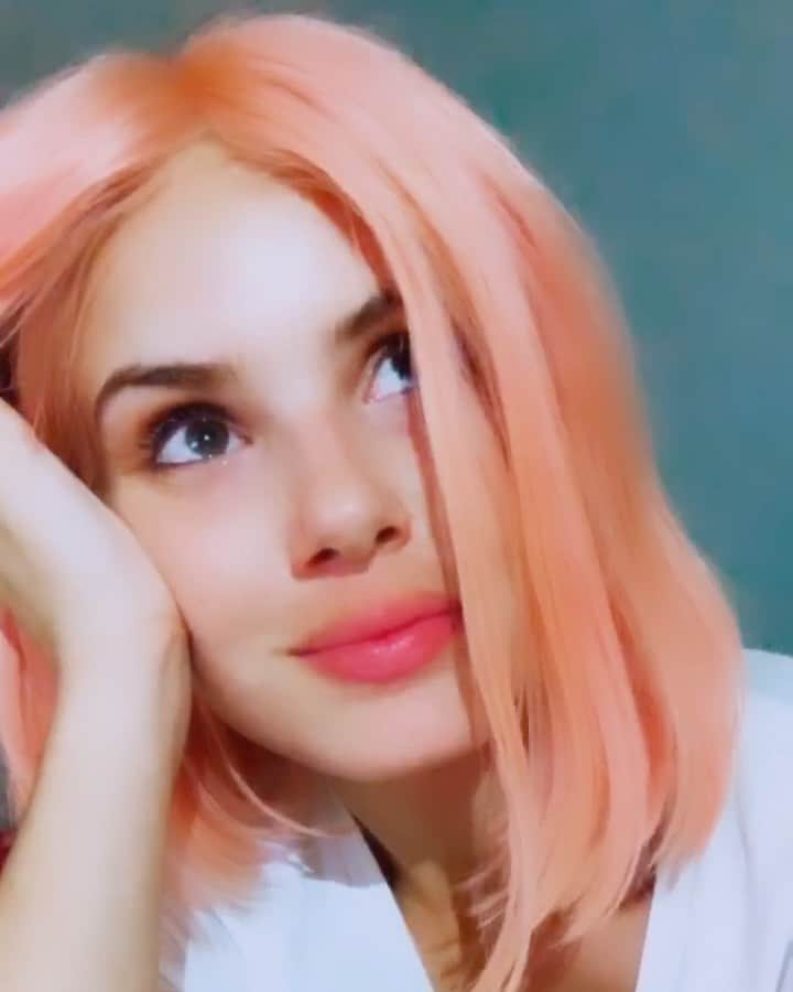 Camila Queirozのインスタグラム：「Saudades do dia que eu realizei o sonho de pintar o cabelo todo de rosa mesmo via lace 💘 fev/2020」