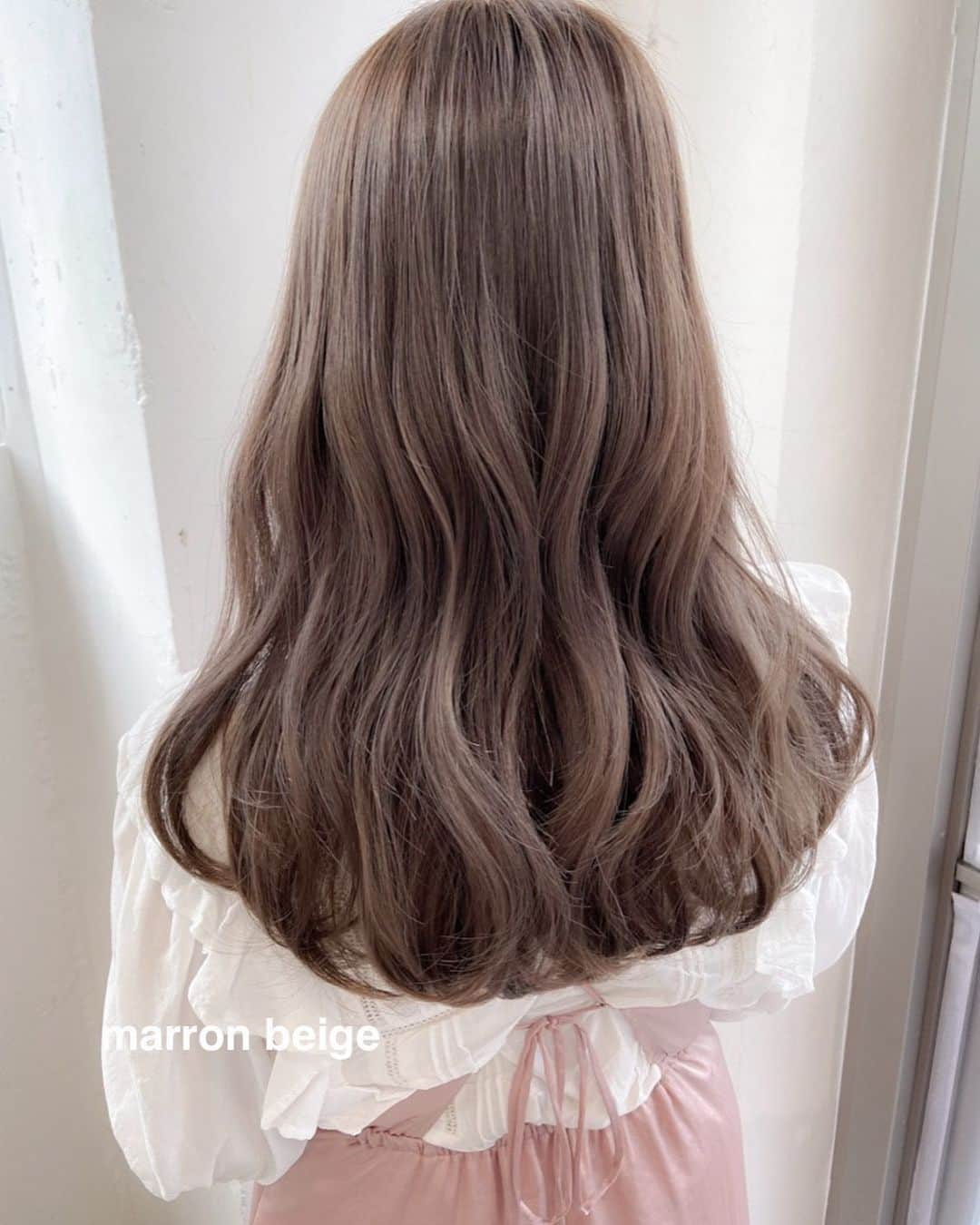佃加菜のインスタグラム：「marron beige🍂 秋らしいこっくりとした色味 夏の寒色から暖色のヘアにチェンジ♡ . 毛先を揃えてゆるい大きなウェーブヘアに♡」