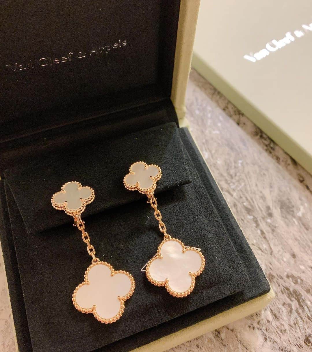 舞香さんのインスタグラム写真 舞香instagram 石原さとみちゃんがドラマでつけてたのを見てから ずっと欲しかったピアス 嬉しいな 嬉しいな 一生つけるんだ 0歳になるまでつけるんだ ヴァンクリーフピアス ヴァンクリーフアーペル かわいい