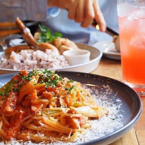 T.G.HEARTH TGハースのインスタグラム：「こんにちはTGハースです🍅🍅🍅﻿ 只今TGハースではガレット食べれちゃうんです👏﻿ ロティサリーチキン🐓パスタ🍝カレー🍛唐揚げに﻿ チキンのチーズ焼き……そしてガレット‼️‼️﻿ 最強じゃないですか！？😳﻿ とりあえず来れば分かる😆✨✨﻿ ﻿ ﻿ テイクアウト限定チキンのご案内↓↓↓﻿ 当店名物ロティサリーチキン1羽まるごと¥1980🐓﻿ すぐ電話↓↓↓期間限定なのでお早めに〜💕💕💕﻿ ☎️03-6416-9445←ﾖｳﾁｪｹﾗ🤘﻿ ⭐️旨辛フェアも絶賛開催中なのでテイクアウトチキンの味変更やハーフ&ハーフも対応してます🤓﻿ ﻿ ◆予約受付﻿ 気になった方はこちら💁‍♂️ ﻿ https://tghearth-ebisu.com/course/﻿ ﻿ ◆ガレット（YouTubeで動画も見れるよ‼️）﻿ https://www.instagram.com/galette.galette/﻿ ﻿ https://m.youtube.com/channel/UC4nVtquelZgXuDnXWpCQ9sg﻿ ﻿ ◆モバイルオーダーも出来るようになりました✨﻿ プロフィールからHPをアクセスしてください♪﻿ モバイルオーダー﻿ https://tgh.for.dinii.jp/﻿ ﻿ ◆Uber eats・menu・出前館によるデリバリー﻿ 11:30〜21:00﻿ ﻿ ◆LINE@登録お願いします♪﻿ https://lin.ee/g0H4jc6﻿ ﻿ ﻿ 皆さまの笑顔に会えますように！💕💕💕﻿ ﻿ #TGハース#代官山ディナー#代官山ランチ#恵比寿グルメ#恵比寿ビストロ#恵比寿ディナー#代官山グルメ #ハース #代官山テイクアウト#恵比寿ランチ#ラクレット#チーズ#ロティサリーチキン#恵比寿ご飯#menu#恵比寿ワイン#テイクアウト#渋谷ディナー#恵比寿チーズ#tghearth#渋谷グルメ#渋谷ランチ#恵比寿チーズ#恵比寿カフェ#チーズケーキ#渋谷テイクアウト#恵比寿新聞#恵比寿ビール#チーズフォンデュ#恵比寿テイクアウト」