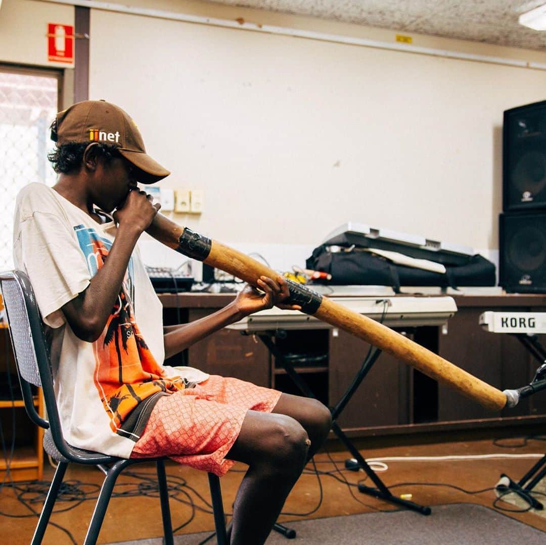 COTTON ONさんのインスタグラム写真 - (COTTON ONInstagram)「💛 Our connection to Yirrkala 💛 The @cottononfoundation has been proudly working with Yirrkala in the Northern Territory since 2013. We’re supporting educational programs that increase a young person’s connection to culture, self-worth and identity.   Together, we’ve raised over AUD $1.2M to date to support educational projects in Yirrkala. Your ongoing support is the reason we can continue to partner with these amazing programs and make a difference in students’ lives.   #TapBioLink to read more 👉」9月9日 11時03分 - cottonon