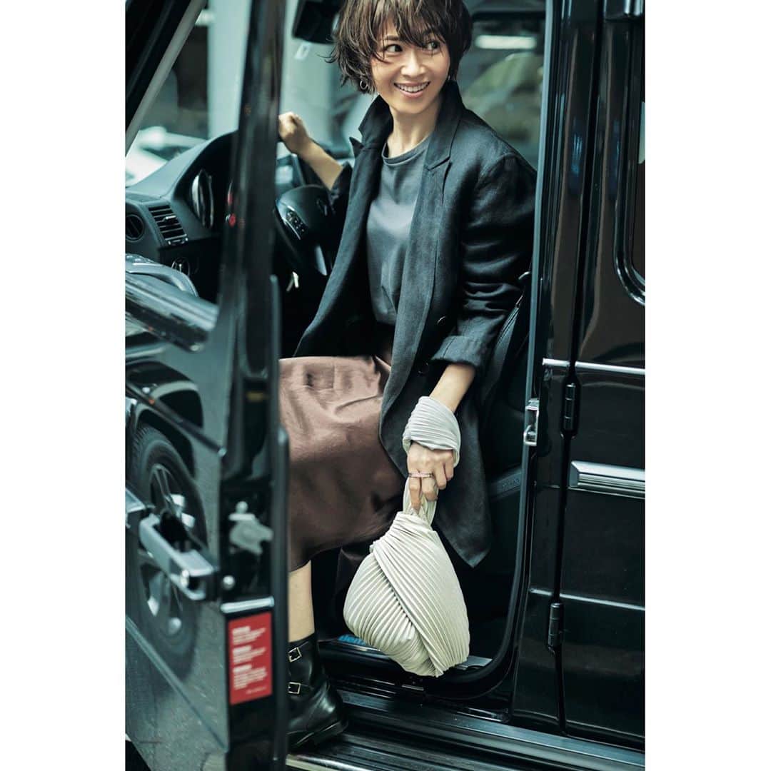 朝倉 豊のインスタグラム：「【畑野ひろ子さん秋イチBest of Bestで着回し披露！】 @story_love40 10月号 photo: #須藤敬一 氏 model: @hiroko_hatano_  hairmake: @shibatarosun1  composition: #西道倫子 氏 #mywork」