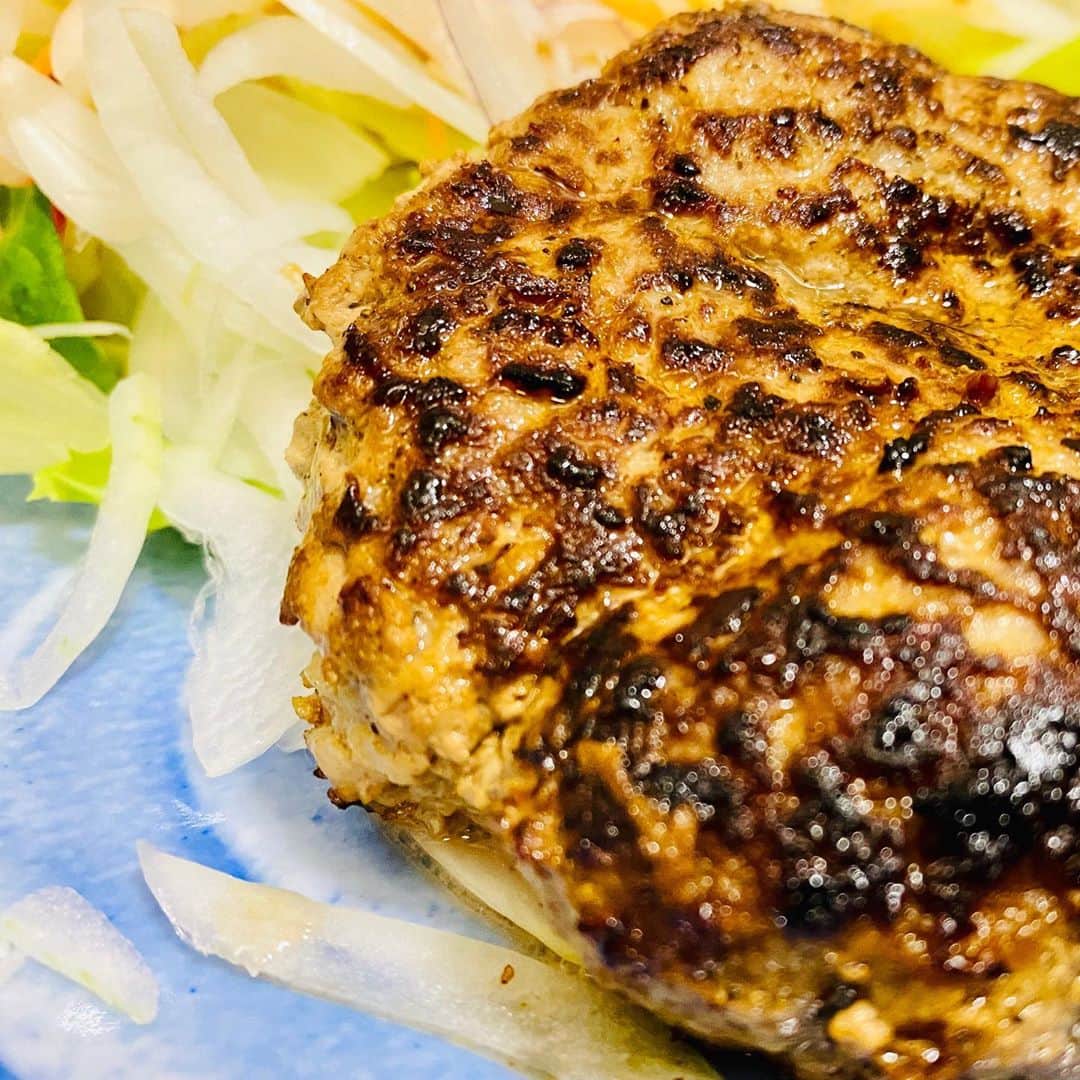 柳家三之助さんのインスタグラム写真 - (柳家三之助Instagram)「函館「阿さ利」のハンバーグステーキを焼いてみました。あんまり美味いのでワサビ醤油で頂きましたー。#hakodate」9月9日 11時09分 - sannosuke