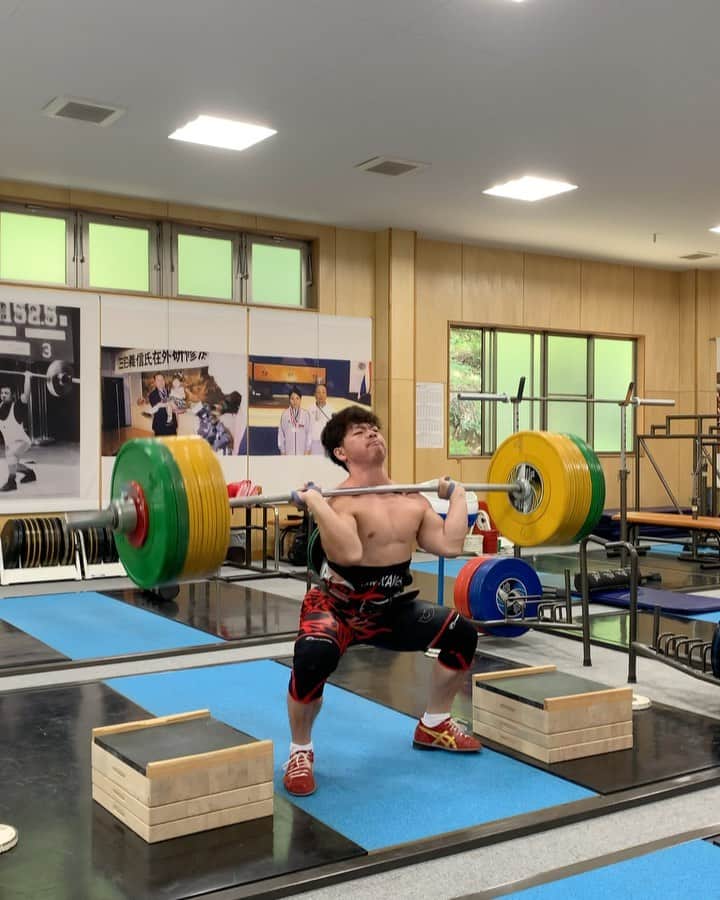 山本俊樹のインスタグラム：「- hang power clean 160kg  @yoichiitokazu   61kg級で160kgは凄いな 俺ほどではないけど、、、(悔しい😂)  俺もフロアから200kg出来るように頑張ろ！ #耐えて勝つ」