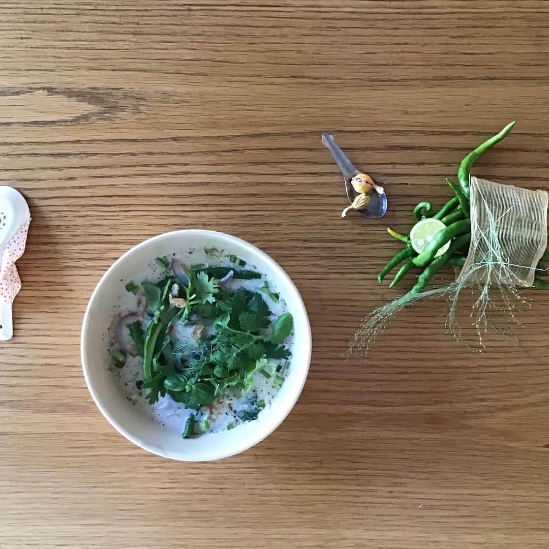Pho 321 Noodle barさんのインスタグラム写真 - (Pho 321 Noodle barInstagram)「キュウが重なる重陽の朝 月桃の実も　緩やかにほどけました。  5ヶ月ぶりに　3rd noodleが　お目見えです。  真夏の岐阜の伝統野菜(在来種のとうがらし)あじめコショウとレモングラス、フレッシュバジルで自家製グリーンペーストを、ココナッツ、鶏肉と合わせた‘季節野菜のグリーンカレーフォー’です。  夏から初秋のファームレガーロさんからの畑便りで、お野菜は日替わり、今週は　満願寺とうがらし　モロヘイヤ　16ささげたちが主役です👩‍🍳  神山酢橘をひと搾りどうぞ。  summer rollは 金美人参　紫しぐれ大根　コリンキー　イエロービートルート　薩摩芋入りです。  本日も11:30am opening 5:30pm last call 6pm closing to go boxも9品ご用意して　中休みなしで開店致します。  休息に　soup補給に　新しいリリースの合い間に お立ち寄り下さいませ。  todays recommend: new 3rd 🌞🌶coconut green chicken pho,summer roll for sharing(1/2),com chicken,mikaned(coriander&lyme)🍨and homemade bramly seedling soda🍏  todays opening bgm📻on I go/fiona apple  #september9th #cgcp」9月9日 11時11分 - pho321_noodle_bar