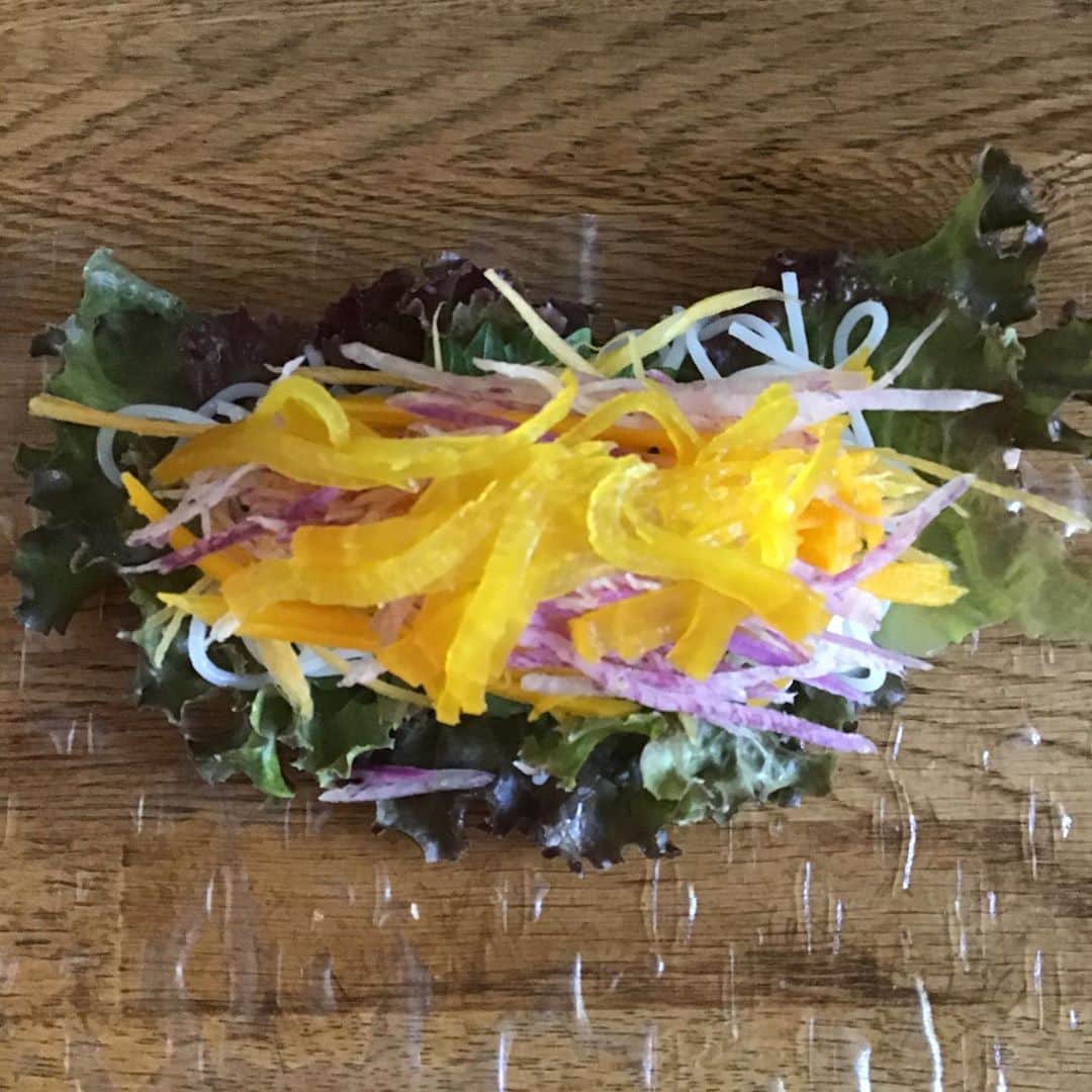 Pho 321 Noodle barさんのインスタグラム写真 - (Pho 321 Noodle barInstagram)「キュウが重なる重陽の朝 月桃の実も　緩やかにほどけました。  5ヶ月ぶりに　3rd noodleが　お目見えです。  真夏の岐阜の伝統野菜(在来種のとうがらし)あじめコショウとレモングラス、フレッシュバジルで自家製グリーンペーストを、ココナッツ、鶏肉と合わせた‘季節野菜のグリーンカレーフォー’です。  夏から初秋のファームレガーロさんからの畑便りで、お野菜は日替わり、今週は　満願寺とうがらし　モロヘイヤ　16ささげたちが主役です👩‍🍳  神山酢橘をひと搾りどうぞ。  summer rollは 金美人参　紫しぐれ大根　コリンキー　イエロービートルート　薩摩芋入りです。  本日も11:30am opening 5:30pm last call 6pm closing to go boxも9品ご用意して　中休みなしで開店致します。  休息に　soup補給に　新しいリリースの合い間に お立ち寄り下さいませ。  todays recommend: new 3rd 🌞🌶coconut green chicken pho,summer roll for sharing(1/2),com chicken,mikaned(coriander&lyme)🍨and homemade bramly seedling soda🍏  todays opening bgm📻on I go/fiona apple  #september9th #cgcp」9月9日 11時11分 - pho321_noodle_bar