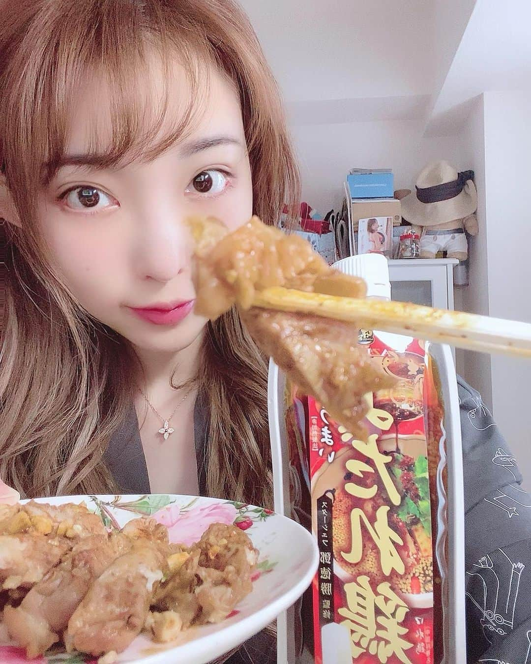 まいてぃ（粕谷まい）さんのインスタグラム写真 - (まいてぃ（粕谷まい）Instagram)「よだれ鶏が食べたすぎて作った(•ㅂ•)و ・ ・ ・ ・ このタレ使ったらめっちゃ本格的なよだれ鶏になったよ！ ・ ・ ・ ・ ・ しっかり四川風でした！ 私はちゃんと蒸し鶏から作ったけどサラダチキンでも作れるし、ギョーザのタレとか、他にもこの時期だと茄子と合わせても美味しいかもな😍 ・ ・ ・ 時間ある時またつくろーっと♡♡ ・ ・ ・ ・ ・ ・ おっぱい♡♡(？) ・ ・ ・ ・ ・  #AZIKEN #よだれ鶏のたれ #無添加焼肉のたれ #生たれ #味研 #ロシアン佐藤 #長ねぎポン酢 #ChusmaWOMANS #pr」9月9日 11時13分 - maity_0917