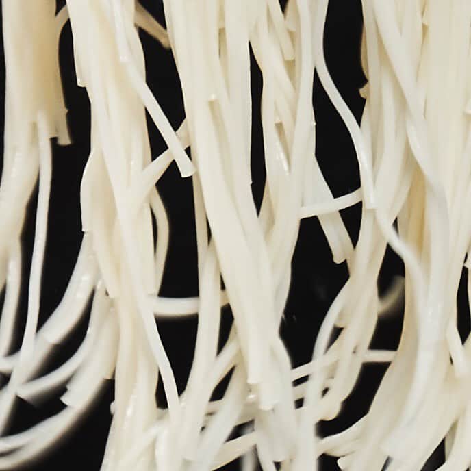 安藤成子のインスタグラム：「ついに明日！！日比谷OKUROJIに 『そうめん　そそそ　〜その先へ〜』 グランドオープンです✨ ・ そうめんのその先へ！ 【そうめんその先のその先へ〜こだわりの新しいそうめんの世界へ〜】 ・ 小豆島　島の光のそうめんに出会い恋をし、そうめんの新しい可能性を感じ、 そうめんの魅力を世界に伝えるべく ・ 【たかがそうめん　されどそうめん　そうめんその先へ】をコンセプトに ２０１８年そうめん専門店「そそそ」は東京・恵比寿に誕生しました。 ・ 日比谷OKUROJI店では島の光最高品質の黒帯や金帯を使用し こだわりの食材や普段そうめんと合わせることのなかった高級食材など 今までにないそうめんの新しい価値観を生み出します。 ・ そうめんのその先の扉を開いてみませんか？ ・ 日比谷のスペシャリテはじわじわと話題になってる［トリュフ香る黒釜玉そうめん］です ・ ぜひ新しいそうめんの世界をお楽しみください✨ ・ 〒100-0011 東京都千代田区内幸町一丁目 7 番 1 号 日比谷OKUROJI G17 そうめんそそそ〜その先へ〜 ・ Tel:0362057172 . Web予約も開始してます✨ ・  https://yoyaku.toreta.in/sososohibiya/#/」