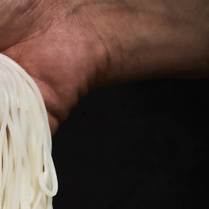 安藤成子のインスタグラム：「ついに明日！！日比谷OKUROJIに 『そうめん　そそそ　〜その先へ〜』 グランドオープンです✨ ・ そうめんのその先へ！ 【そうめんその先のその先へ〜こだわりの新しいそうめんの世界へ〜】 ・ 小豆島　島の光のそうめんに出会い恋をし、そうめんの新しい可能性を感じ、 そうめんの魅力を世界に伝えるべく ・ 【たかがそうめん　されどそうめん　そうめんその先へ】をコンセプトに ２０１８年そうめん専門店「そそそ」は東京・恵比寿に誕生しました。 ・ 日比谷OKUROJI店では島の光最高品質の黒帯や金帯を使用し こだわりの食材や普段そうめんと合わせることのなかった高級食材など 今までにないそうめんの新しい価値観を生み出します。 ・ そうめんのその先の扉を開いてみませんか？ ・ 日比谷のスペシャリテはじわじわと話題になってる［トリュフ香る黒釜玉そうめん］です ・ ぜひ新しいそうめんの世界をお楽しみください✨ ・ 〒100-0011 東京都千代田区内幸町一丁目 7 番 1 号 日比谷OKUROJI G17 そうめんそそそ〜その先へ〜 ・ Tel:0362057172 . Web予約も開始してます✨ ・  https://yoyaku.toreta.in/sososohibiya/#/」