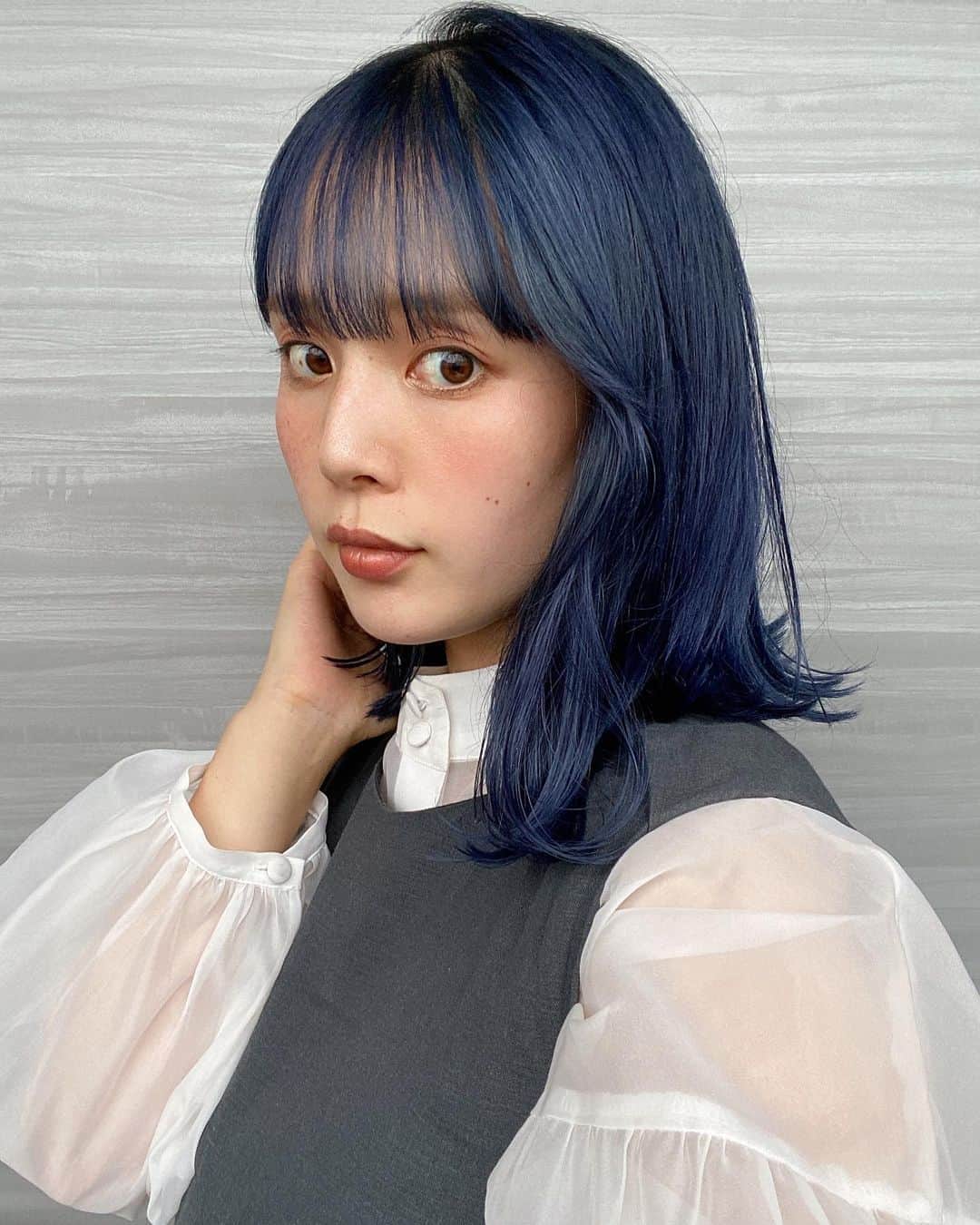 目見田早弥子のインスタグラム：「🦋🦕🌏❄️ 産前last colorに濃いblueを入れてもらいました🌟 お気に入りです。 @ryo_hair ありがとう〜！✦✧」