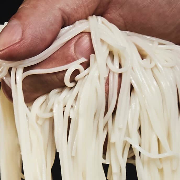 安藤成子のインスタグラム：「ついに明日！！日比谷OKUROJIに 『そうめん　そそそ　〜その先へ〜』 グランドオープンです✨ ・ そうめんのその先へ！ 【そうめんその先のその先へ〜こだわりの新しいそうめんの世界へ〜】 ・ 小豆島　島の光のそうめんに出会い恋をし、そうめんの新しい可能性を感じ、 そうめんの魅力を世界に伝えるべく ・ 【たかがそうめん　されどそうめん　そうめんその先へ】をコンセプトに ２０１８年そうめん専門店「そそそ」は東京・恵比寿に誕生しました。 ・ 日比谷OKUROJI店では島の光最高品質の黒帯や金帯を使用し こだわりの食材や普段そうめんと合わせることのなかった高級食材など 今までにないそうめんの新しい価値観を生み出します。 ・ そうめんのその先の扉を開いてみませんか？ ・ 日比谷のスペシャリテはじわじわと話題になってる［トリュフ香る黒釜玉そうめん］です ・ ぜひ新しいそうめんの世界をお楽しみください✨ ・ 〒100-0011 東京都千代田区内幸町一丁目 7 番 1 号 日比谷OKUROJI G17 そうめんそそそ〜その先へ〜 ・ Tel:0362057172 . Web予約も開始してます✨ ・  https://yoyaku.toreta.in/sososohibiya/#/」