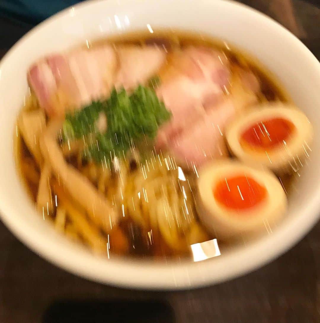 三浦奈保子さんのインスタグラム写真 - (三浦奈保子Instagram)「食べログ全国四位のラーメン店！  保土ヶ谷の 櫻井中華そば  に行ってまいりました！！  が、 早く食べたいと焦りすぎて ブレブレです涙！  味はぷりぷりの自家製麺がとっても美味しく！！  横浜駅西口の維新商店と とても似た麺でした😆  がこちらは塩もありましたよ！鳥の旨味が上品に凝縮されていました✨✨☺️ 次は煮干しにトライしたいです！！  #櫻井中華そば #横浜 #横浜ラーメン #保土ヶ谷 #食べログ百名店」9月9日 11時20分 - miura_naoko_