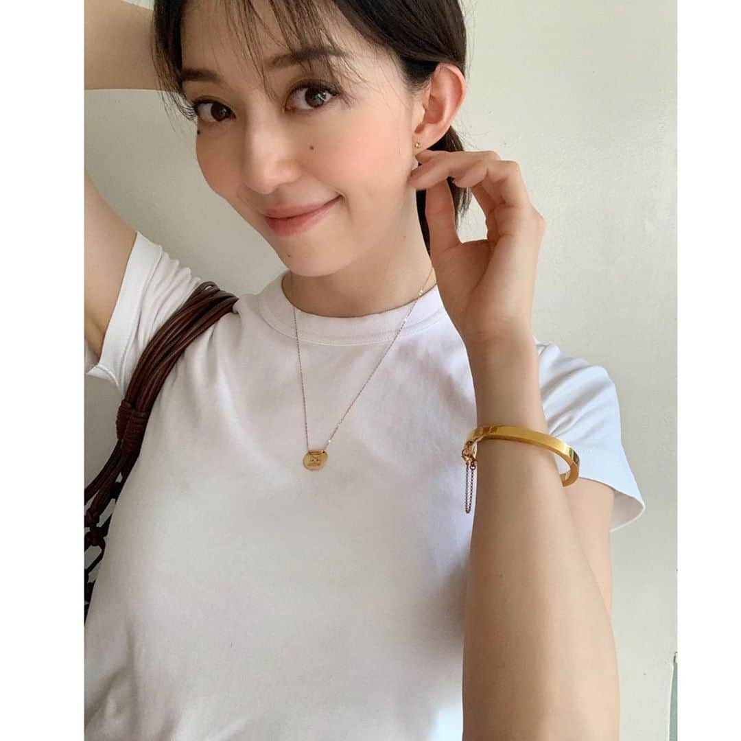 松島花さんのインスタグラム写真 - (松島花Instagram)「: 昨日の私服です🧡 撮ったのにアップしてなかった💦 いつもと変わらずな感じですが😀笑 : この夏はZARAのオンラインに かなり助けられたな〜✨ お買い物もずっと自粛してたけど、 そろそろお店に買い物行きたーい😭 T-shirt: UNIQLO Pants: ZARA Shoes: BOTTEGA VENETA Bag: Stella McCartney Bangle: CELINE ネックレスはお守りです🐾 梅ちゃんのイラスト入り😽」9月9日 11時25分 - hana_matsushima_official