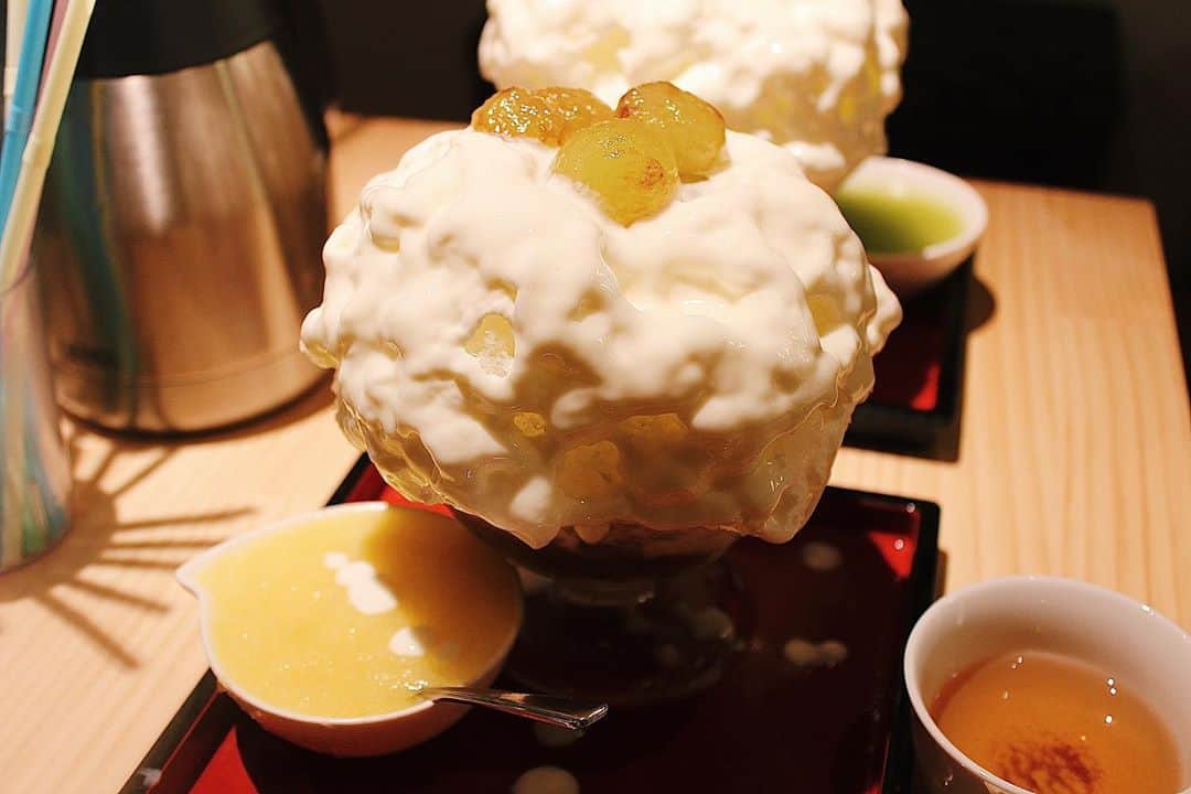 スミレのインスタグラム：「. 2020年最初で最後であろうかき氷を食べに行きました〜〜！ . かき氷=綿菓子だと思ってたけどラーメン並みにお腹に溜まってびっくり！他の味も食べてみたいな🍇🍈🦖 . . . . #ひみつ堂#かき氷#かき氷巡り#食べログ#東京グルメ#日暮里#一眼レフ#ポートレート#カメラ女子#食べるの好きな人と繋がりたい#foodstagram#instafood#japanesefood#l4l」