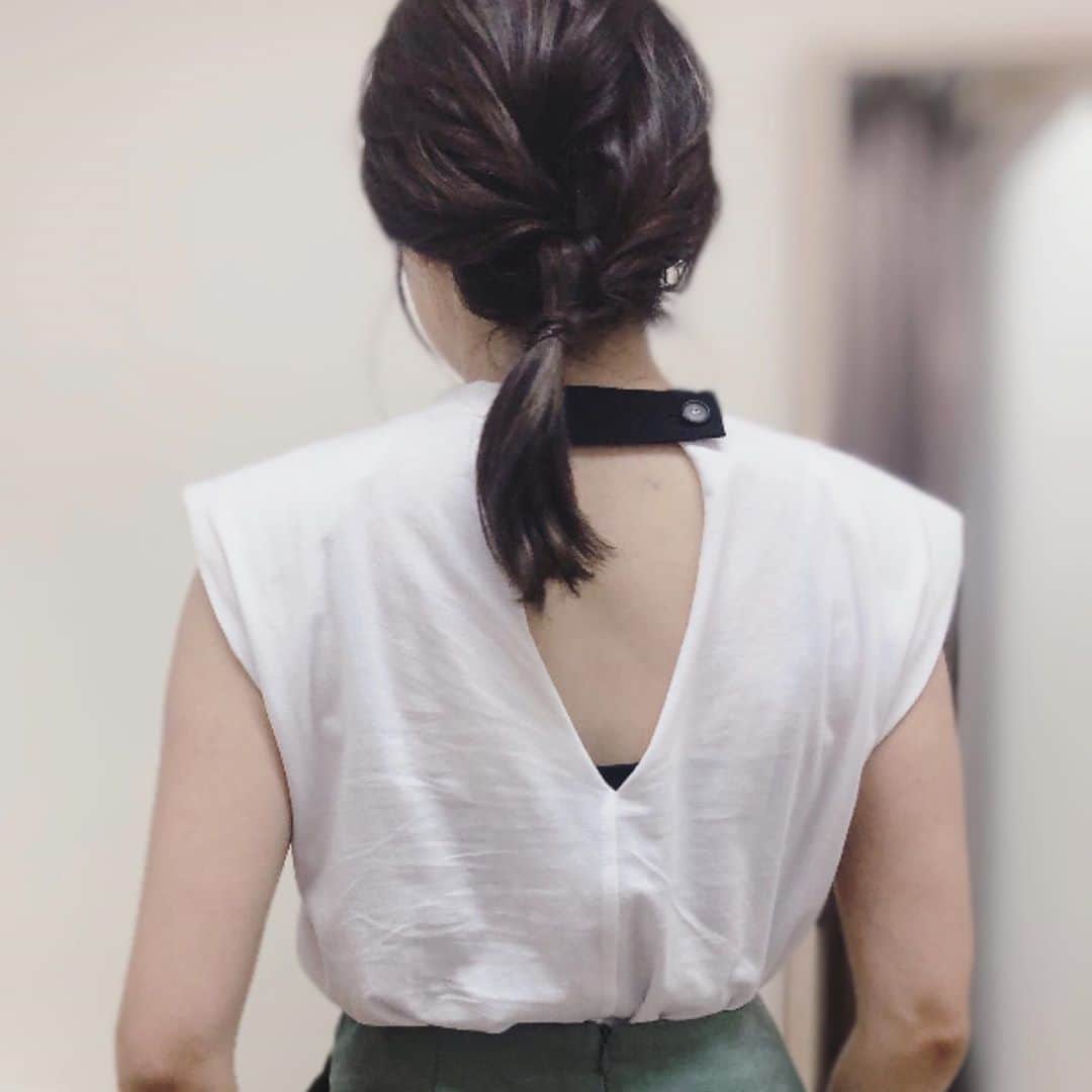 本田朋子さんのインスタグラム写真 - (本田朋子Instagram)「TELAの肩パット入りカットソー。 勇ましい気持ちになります笑 ペンシルスカートはplage。  #TELA #肩パット #ノースリーブ #plage #ペンシルスカート」9月9日 11時31分 - tomoko_honda_official_phonics