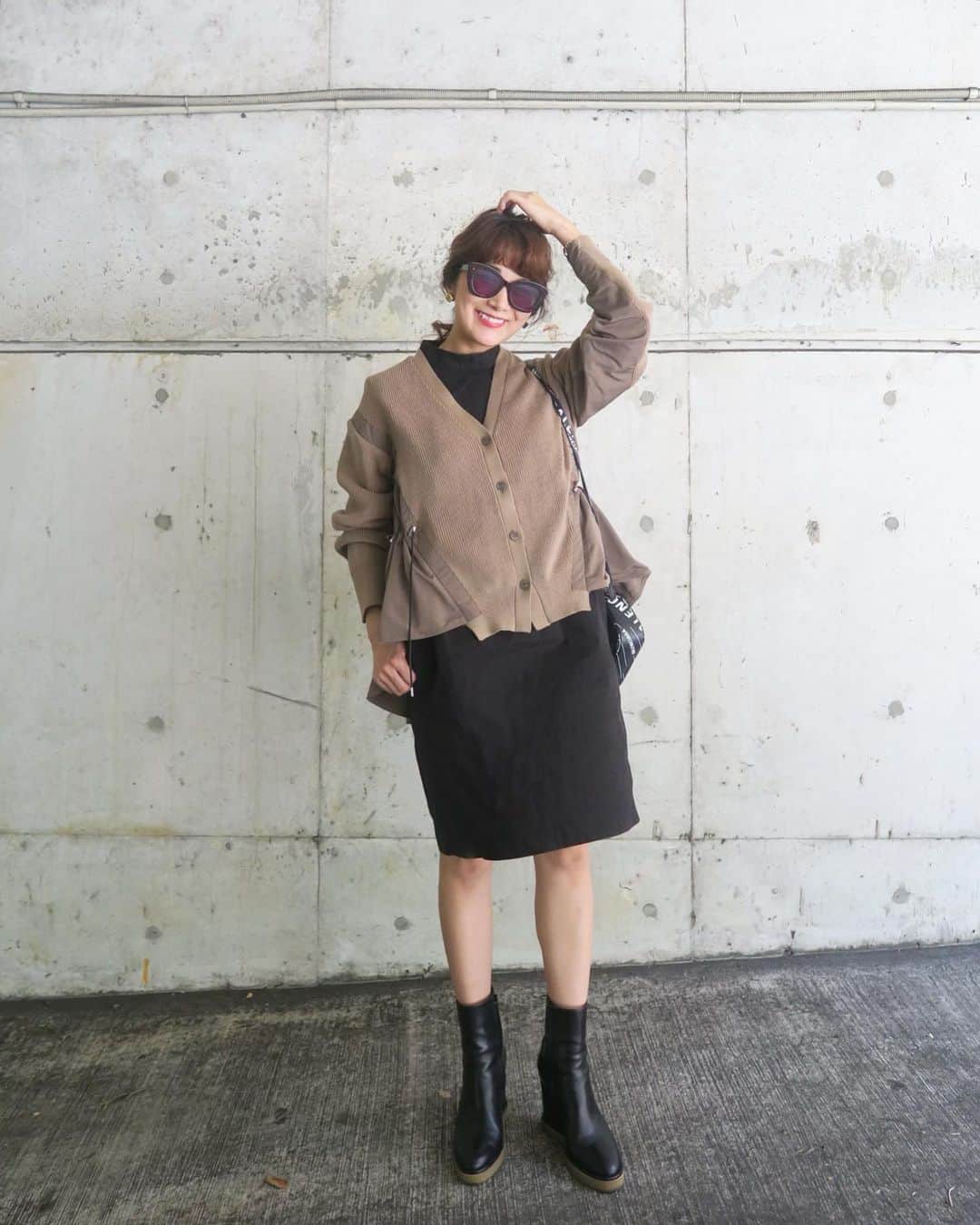 Mai Wakimizuのインスタグラム：「明日から予約開始のドッキングカーディガン、khakiは一気にこなれた感に♡モードな雰囲気が好きな人にお勧めのカラーです♡ボックスワンピとの組み合わせ、後ろ姿も良い感じのバランス感＼(^o^)／先日ご紹介したblackの時よりも、アジャスターでペプラムシルエットを強くしてます。 #wakkinstyle#ootd#coordinate#ママコーデ knit:#linkable @linkable_official(明日10日〜予約販売予定) dress:#linkable @linkable_official  bag:#balenciaga  shoes:#zara sunglasses:#celine」
