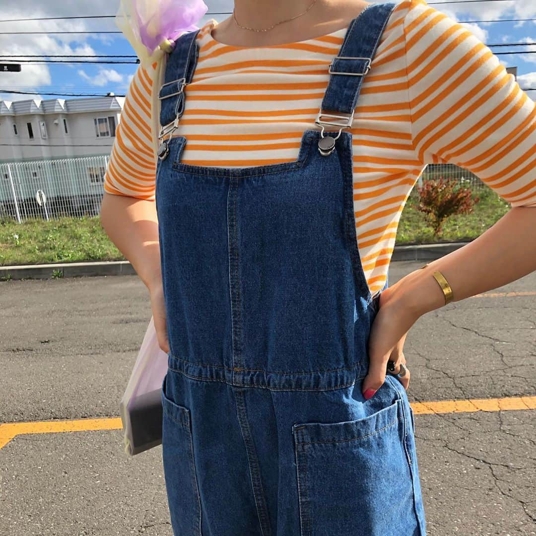 ◆miki◆さんのインスタグラム写真 - (◆miki◆Instagram)「* * 🍊🍊🍊 * わしの背中毛どう？大丈夫？と 父ちゃんに確認してもらった セーフらしい🖐🏻🖐🏻 * ややパックリ開きのtシャツだもんで 背中毛気になるやん * 1000円だったかな♡ やっすぅ～🤭 @gap_jp  白黒ボーダーも買ったで🤏🏻 * ほんで オーバーオールの専門店なの？ ってくらい種類豊富な @peache_select で♡♡ 可愛いのんGETん♡♡ ウエストキュッ！ * #母ちゃんの背中毛 #セーフ #母ちゃんのootd #ママコーデ #ママファッション #アラフォーコーデ #アラフォーファッション」9月9日 11時35分 - gold______star